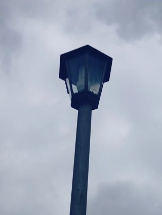 Farola de jardín metálica y cristal