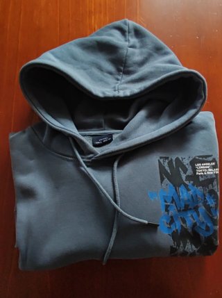 Sudadera azul grisáceo con capucha y estampado
