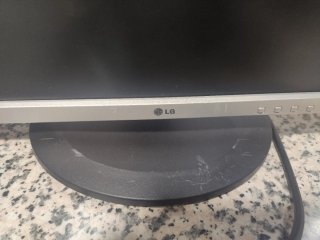 Monitor LG Flatron E1910 da 19'' ideale per ufficio con base ergonomica regolabile