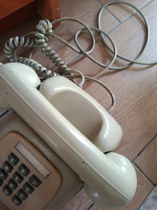 Teléfono antiguo beige y gris