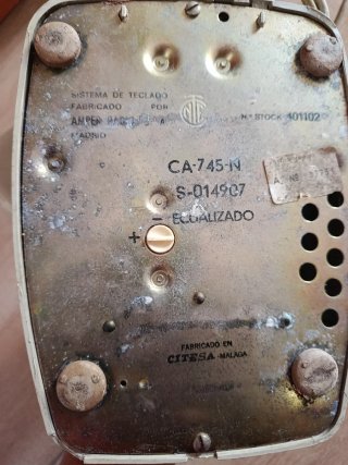 Teléfono antiguo beige y gris