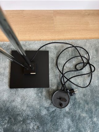 Lámpara de pie moderna de metal y plástico