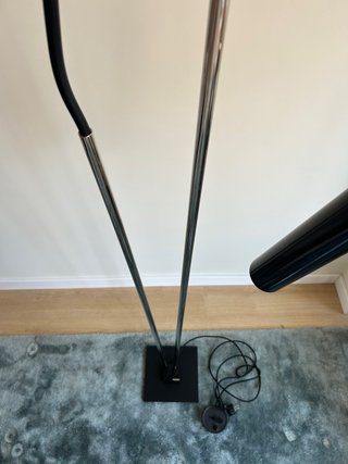 Lámpara de pie moderna de metal y plástico