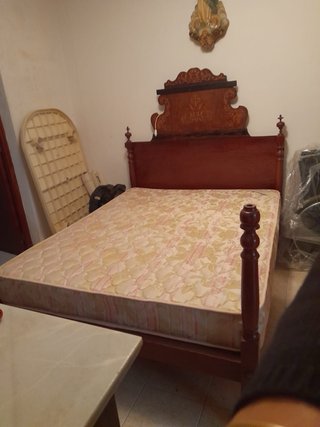 Estructura de cama antigua de madera
