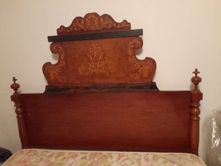 Estructura de cama antigua de madera