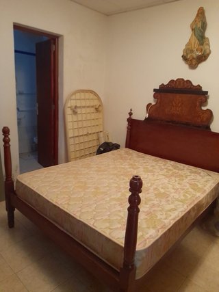 Estructura de cama antigua de madera