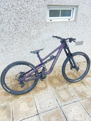 Bicicleta DH Canyon Torque Morada año 2023.