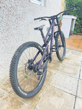 Bicicleta DH Canyon Torque Morada año 2023.