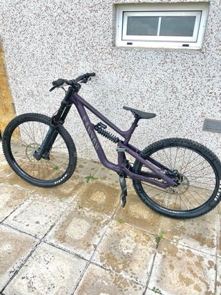 Bicicleta DH Canyon Torque Morada año 2023.