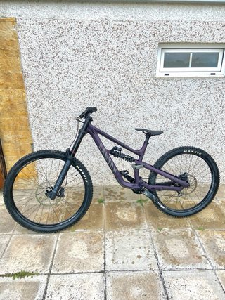 Bicicleta DH Canyon Torque Morada año 2023.