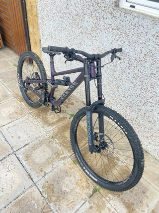 Bicicleta DH Canyon Torque Morada año 2023.