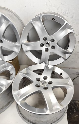 Llanta Peugeot RIFTER de 17 pulgadas 5 Tornillos