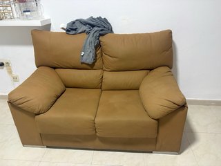 Sofá de tela beige y marrón