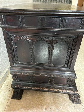 Arcón de madera antiguo tallado
