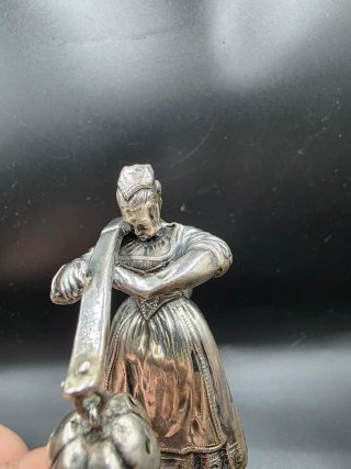 Figura de plata con forma de escribanía.
