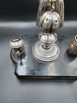 Figura de plata con forma de escribanía.