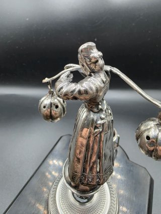 Figura de plata con forma de escribanía.