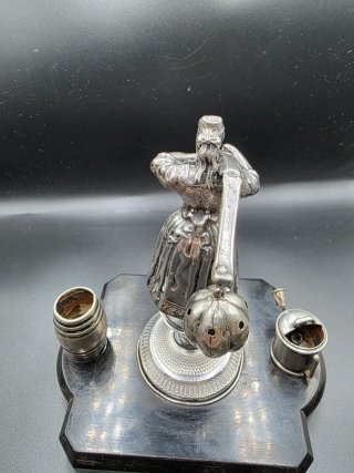 Figura de plata con forma de escribanía.