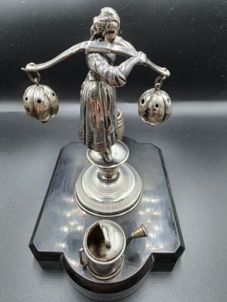Figura de plata con forma de escribanía.