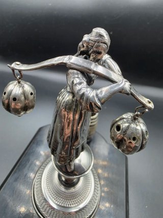 Figura de plata con forma de escribanía.