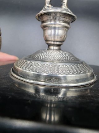Figura de plata con forma de escribanía.