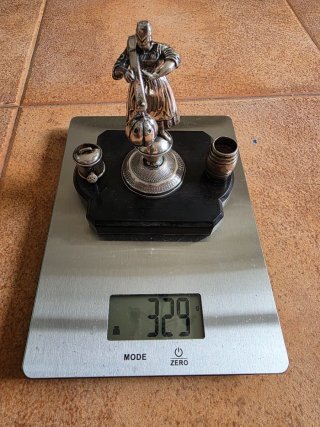 Figura de plata con forma de escribanía.