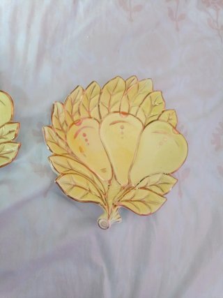 Platos decorativos hojas amarillas y doradas