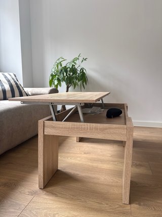 Mesa de centro elevable de color roble natural