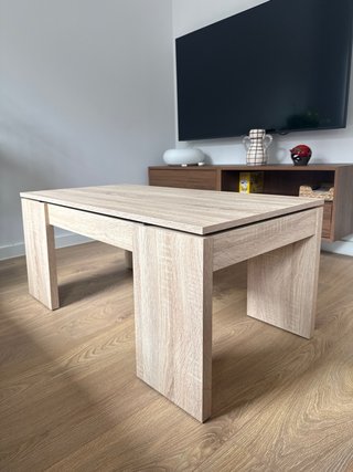 Mesa de centro elevable de color roble natural