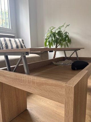 Mesa de centro elevable de color roble natural