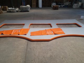 Inflable gris con detalles naranjas