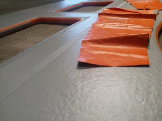 Inflable gris con detalles naranjas