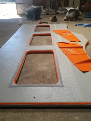 Inflable gris con detalles naranjas