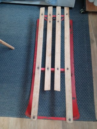 Trineo antiguo rojo madera