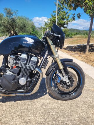 Honda CB 750 Seven fifty Cafe Racer color negro.
