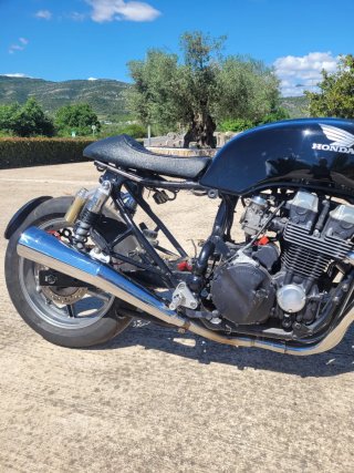 Honda CB 750 Seven fifty Cafe Racer color negro.