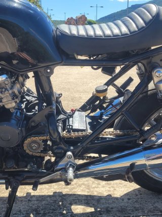 Honda CB 750 Seven fifty Cafe Racer color negro.