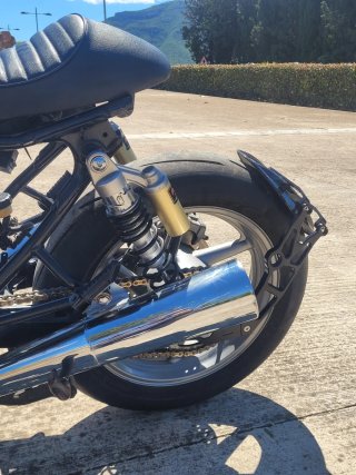 Honda CB 750 Seven fifty Cafe Racer color negro.