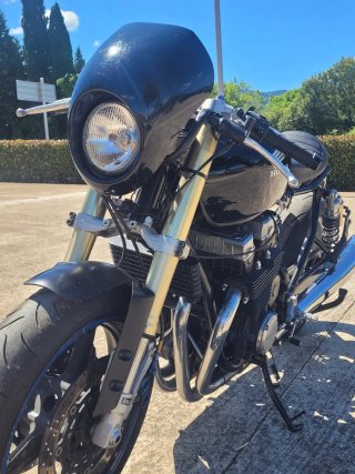Honda CB 750 Seven fifty Cafe Racer color negro.