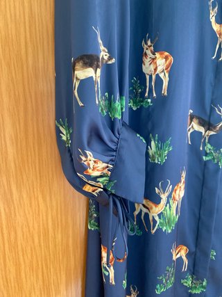 Vestido largo de seda con estampado de ciervos