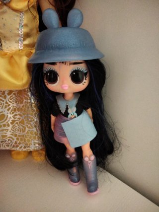Muñeca con sombrero azul y vestido