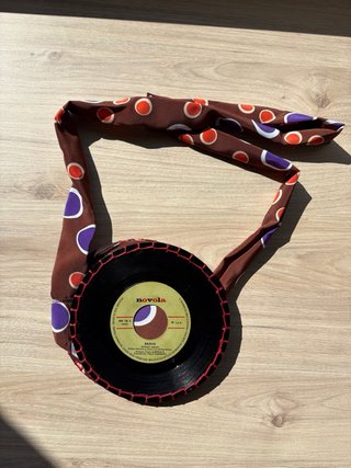 Bolso artesanal con discos de vinilo vintage