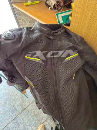 Zontes Z2 125cc, chaquetas pantalón botas