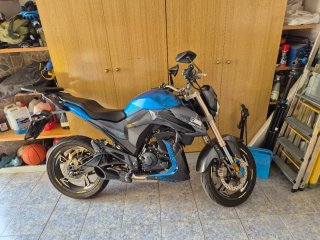 Zontes Z2 125cc, chaquetas pantalón botas