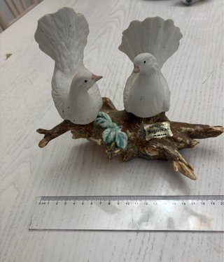 Figura de porcelana de palomas