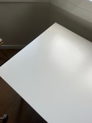 Mesa de escritorio blanca