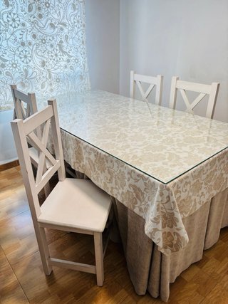 Mesa de comedor con 4 sillas