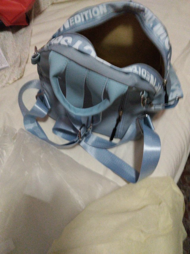 Mochila azul con correa