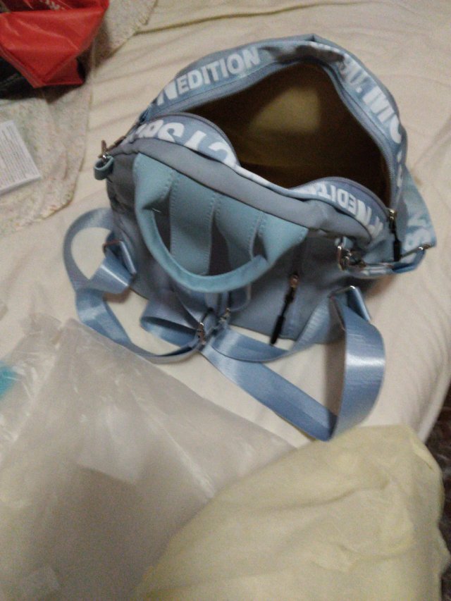 Mochila azul con correa