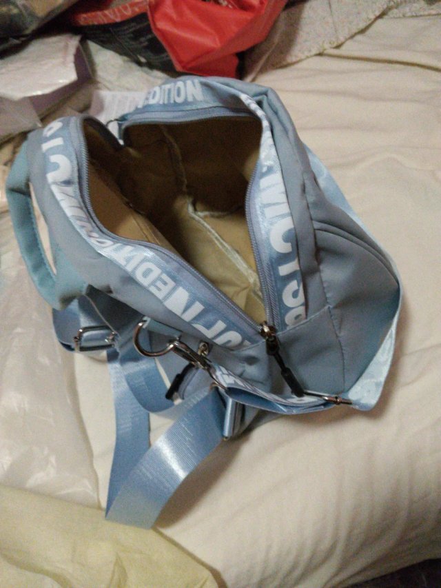 Mochila azul con correa